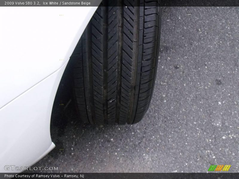 Ice White / Sandstone Beige 2009 Volvo S80 3.2