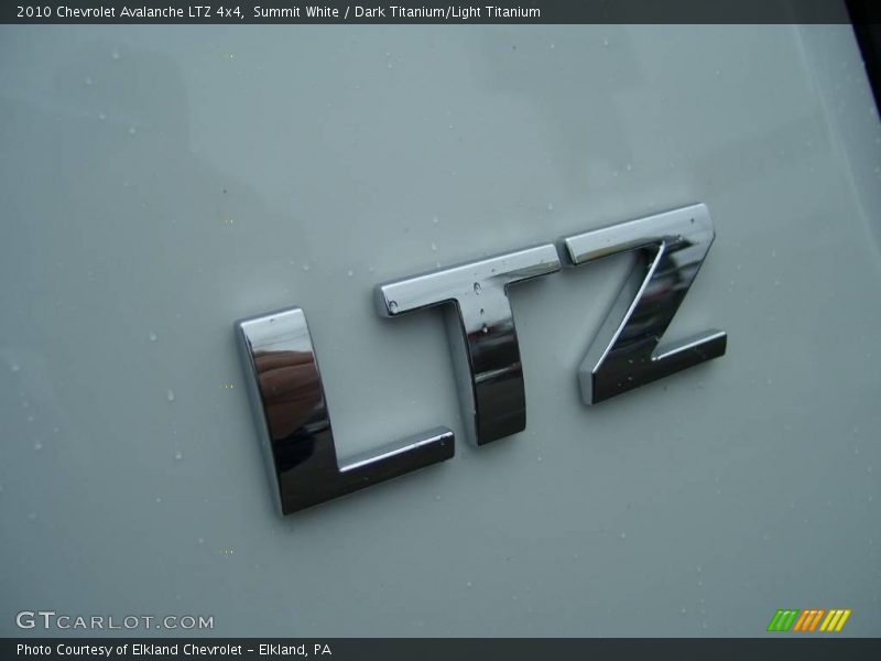 Summit White / Dark Titanium/Light Titanium 2010 Chevrolet Avalanche LTZ 4x4
