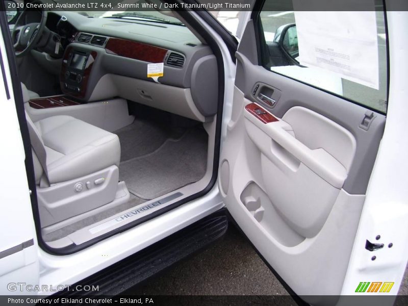 Summit White / Dark Titanium/Light Titanium 2010 Chevrolet Avalanche LTZ 4x4