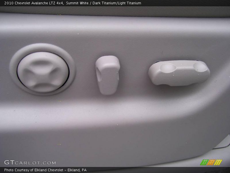 Summit White / Dark Titanium/Light Titanium 2010 Chevrolet Avalanche LTZ 4x4