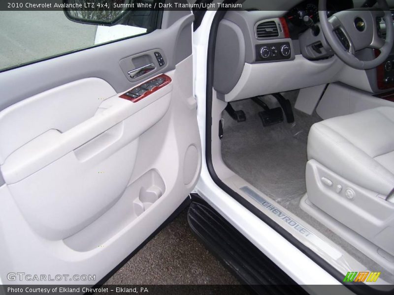 Summit White / Dark Titanium/Light Titanium 2010 Chevrolet Avalanche LTZ 4x4