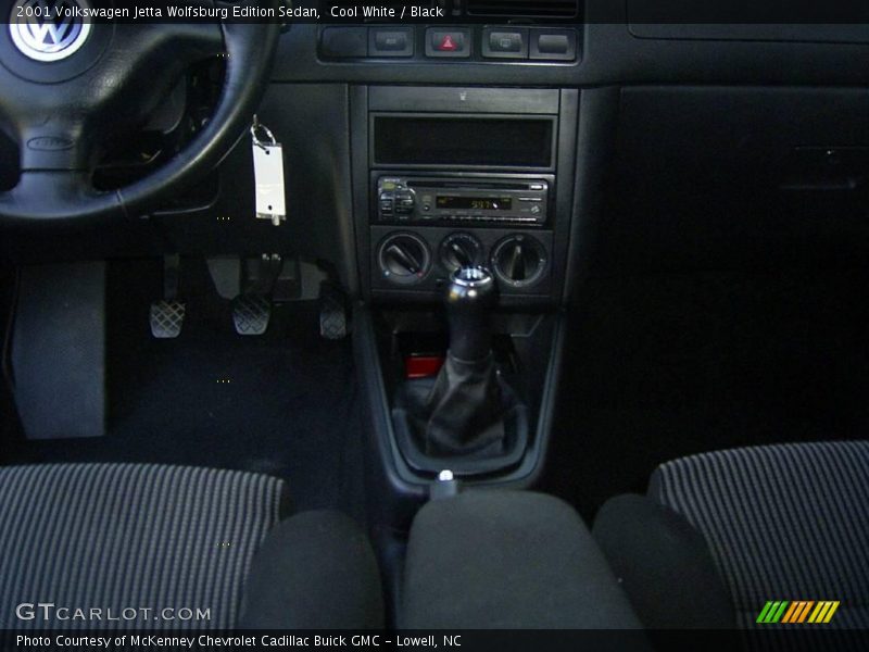 Cool White / Black 2001 Volkswagen Jetta Wolfsburg Edition Sedan