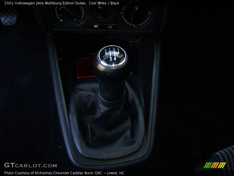 Cool White / Black 2001 Volkswagen Jetta Wolfsburg Edition Sedan