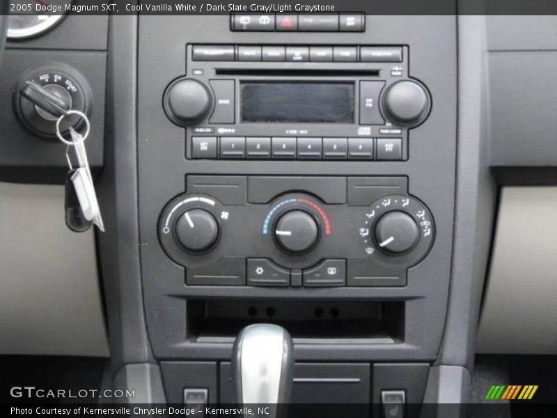 Cool Vanilla White / Dark Slate Gray/Light Graystone 2005 Dodge Magnum SXT