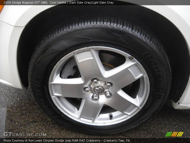 Cool Vanilla / Dark Slate Gray/Light Slate Gray 2006 Dodge Magnum SXT AWD