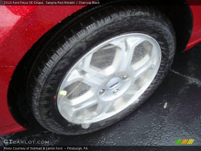 Sangria Red Metallic / Charcoal Black 2010 Ford Focus SE Coupe