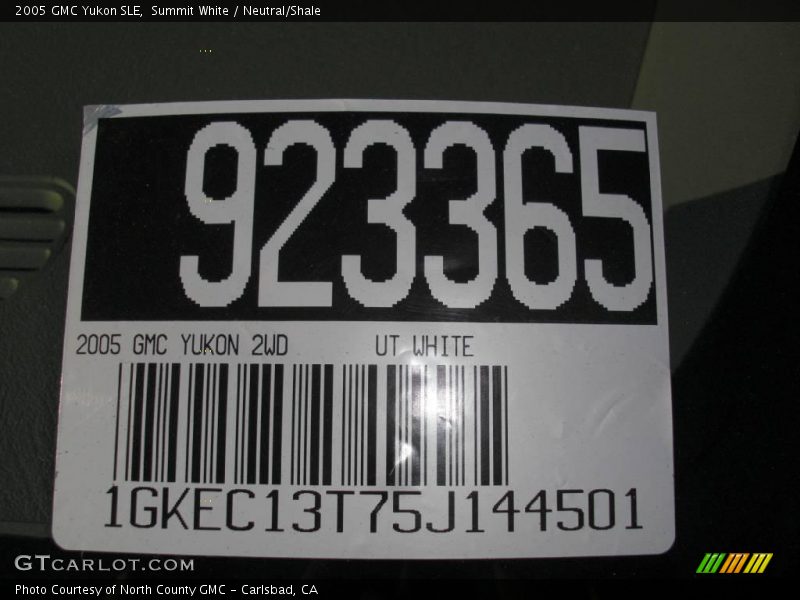 Summit White / Neutral/Shale 2005 GMC Yukon SLE