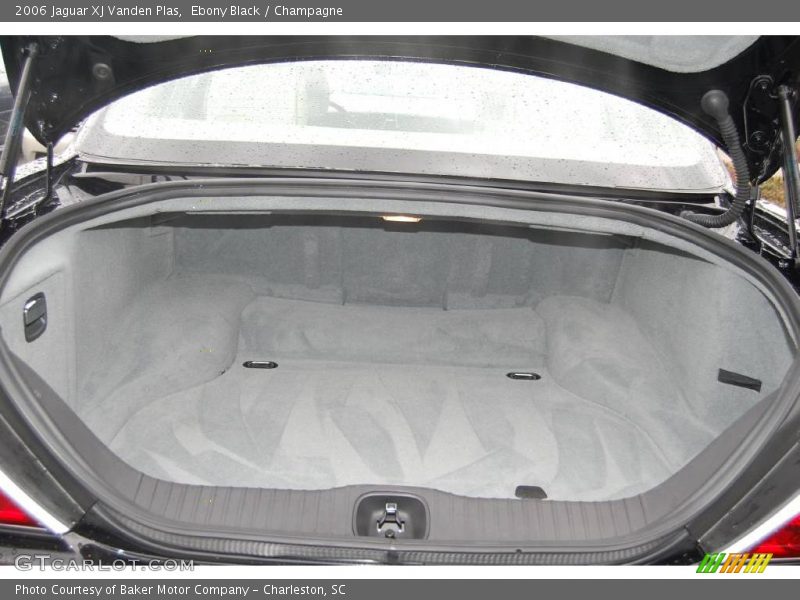 Ebony Black / Champagne 2006 Jaguar XJ Vanden Plas