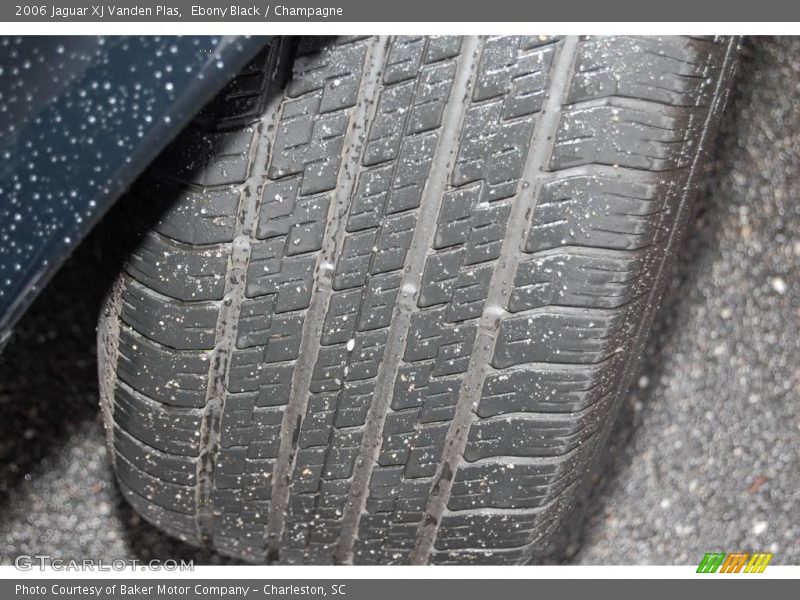 Ebony Black / Champagne 2006 Jaguar XJ Vanden Plas