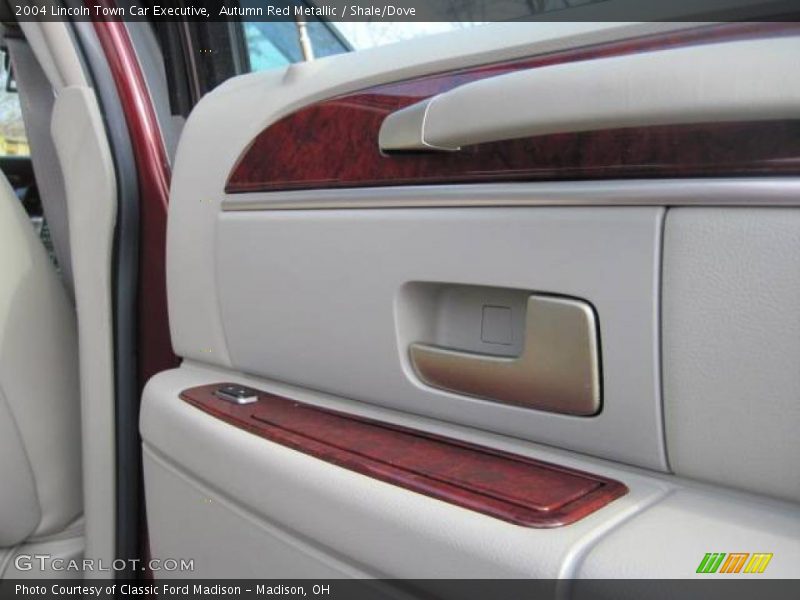 Autumn Red Metallic / Shale/Dove 2004 Lincoln Town Car Executive