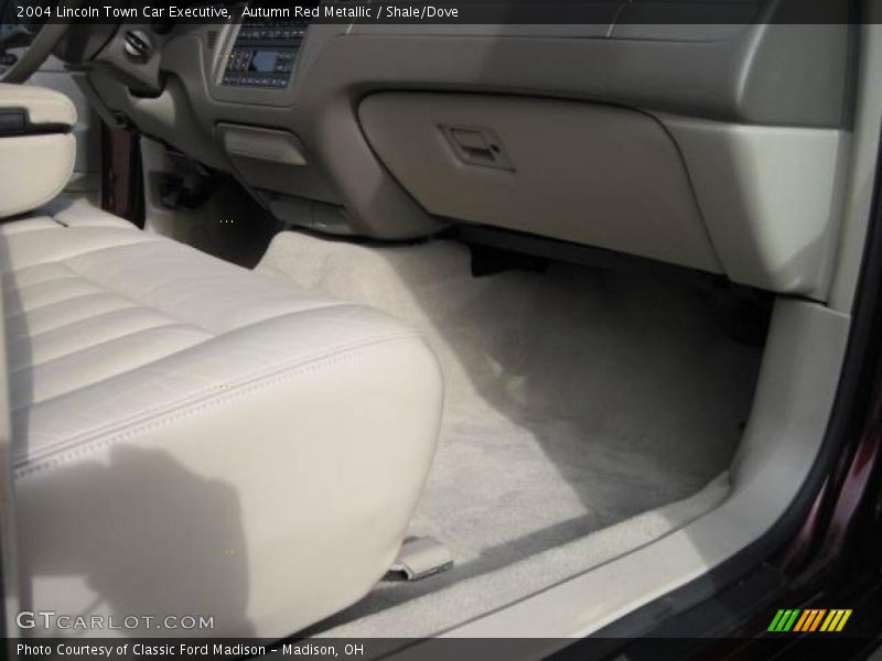 Autumn Red Metallic / Shale/Dove 2004 Lincoln Town Car Executive