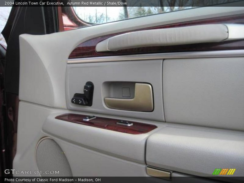 Autumn Red Metallic / Shale/Dove 2004 Lincoln Town Car Executive