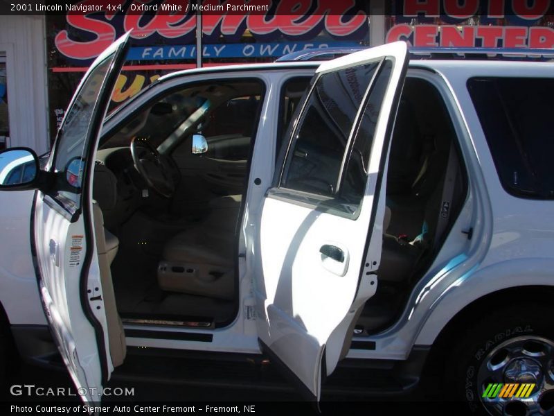 Oxford White / Medium Parchment 2001 Lincoln Navigator 4x4