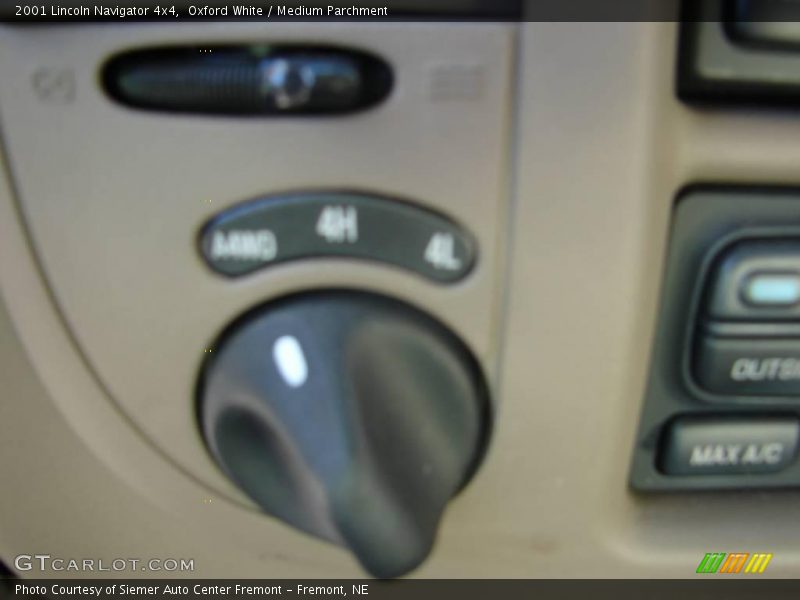 Oxford White / Medium Parchment 2001 Lincoln Navigator 4x4