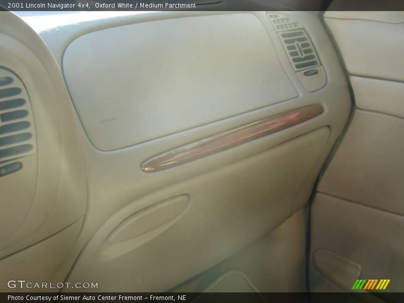 Oxford White / Medium Parchment 2001 Lincoln Navigator 4x4