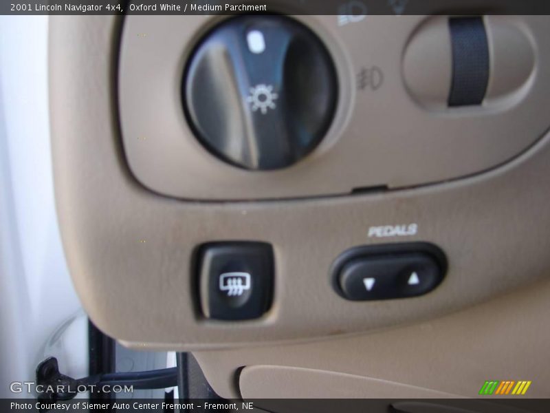 Oxford White / Medium Parchment 2001 Lincoln Navigator 4x4