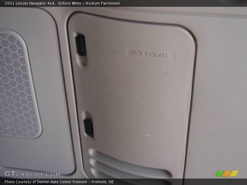 Oxford White / Medium Parchment 2001 Lincoln Navigator 4x4