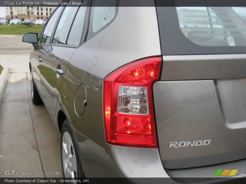 Titanium Gray / Beige 2009 Kia Rondo LX