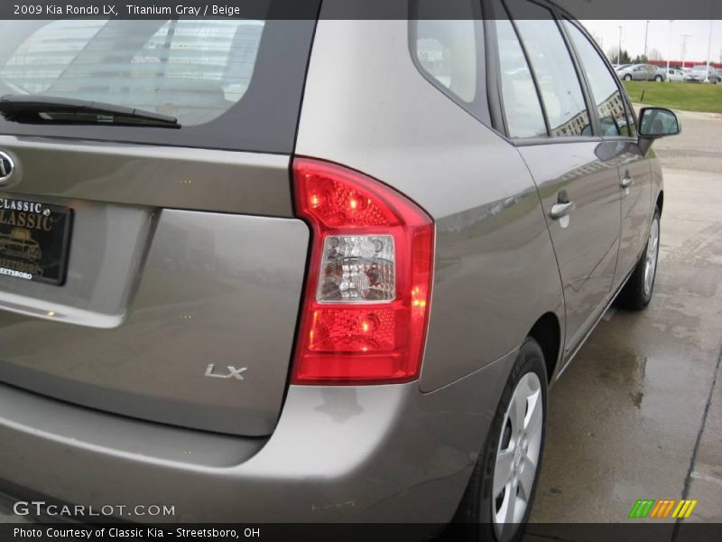 Titanium Gray / Beige 2009 Kia Rondo LX