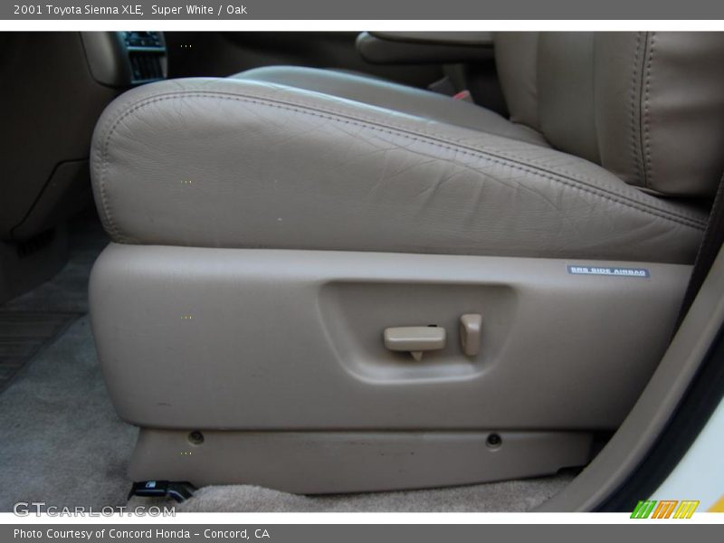 Super White / Oak 2001 Toyota Sienna XLE