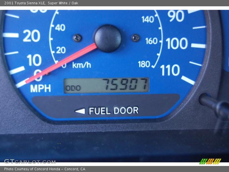 Super White / Oak 2001 Toyota Sienna XLE