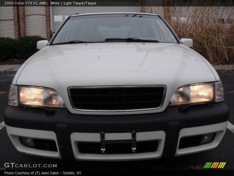 White / Light Taupe/Taupe 2000 Volvo V70 XC AWD