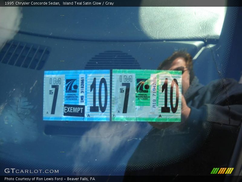 Island Teal Satin Glow / Gray 1995 Chrysler Concorde Sedan