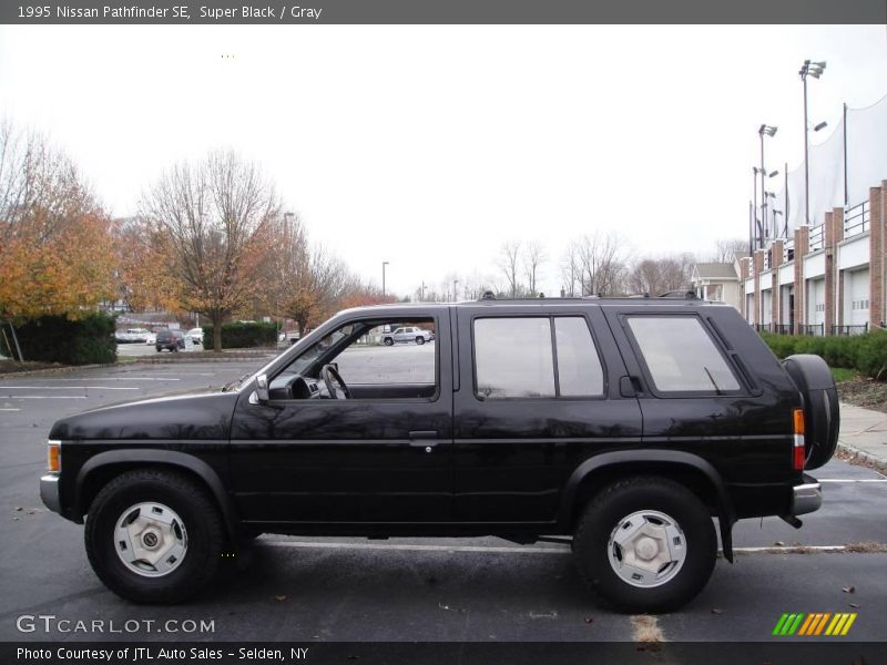 Super Black / Gray 1995 Nissan Pathfinder SE