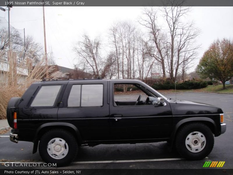 Super Black / Gray 1995 Nissan Pathfinder SE