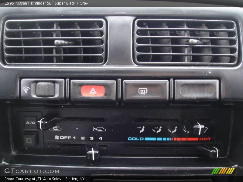 Super Black / Gray 1995 Nissan Pathfinder SE