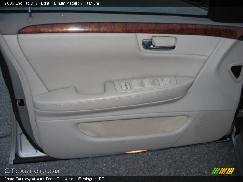 Light Platinum Metallic / Titanium 2006 Cadillac DTS