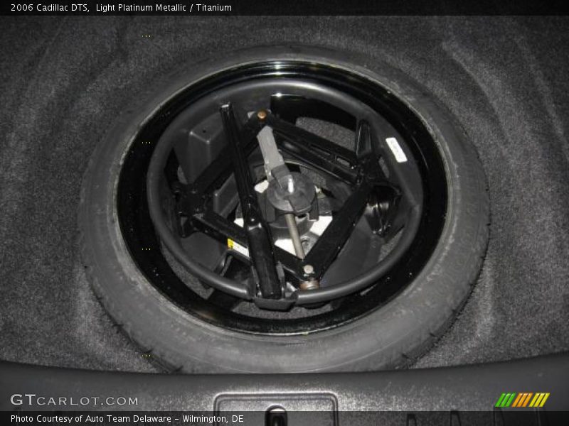 Light Platinum Metallic / Titanium 2006 Cadillac DTS