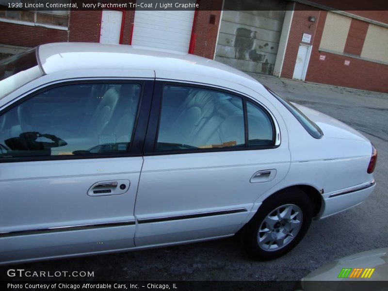 Ivory Parchment Tri-Coat / Light Graphite 1998 Lincoln Continental