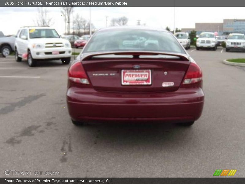 Merlot Pearl Clearcoat / Medium/Dark Pebble 2005 Ford Taurus SE