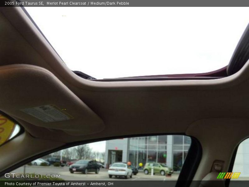 Merlot Pearl Clearcoat / Medium/Dark Pebble 2005 Ford Taurus SE