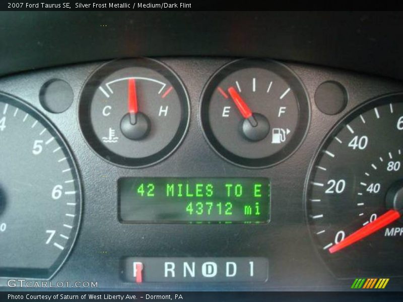 Silver Frost Metallic / Medium/Dark Flint 2007 Ford Taurus SE