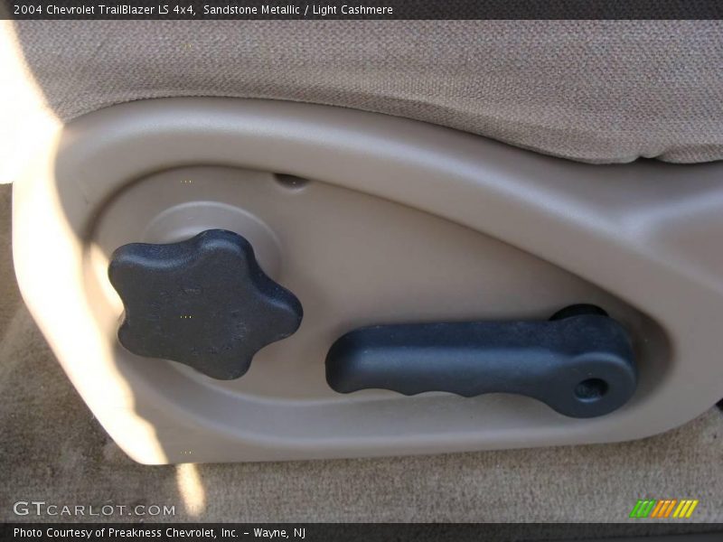 Sandstone Metallic / Light Cashmere 2004 Chevrolet TrailBlazer LS 4x4