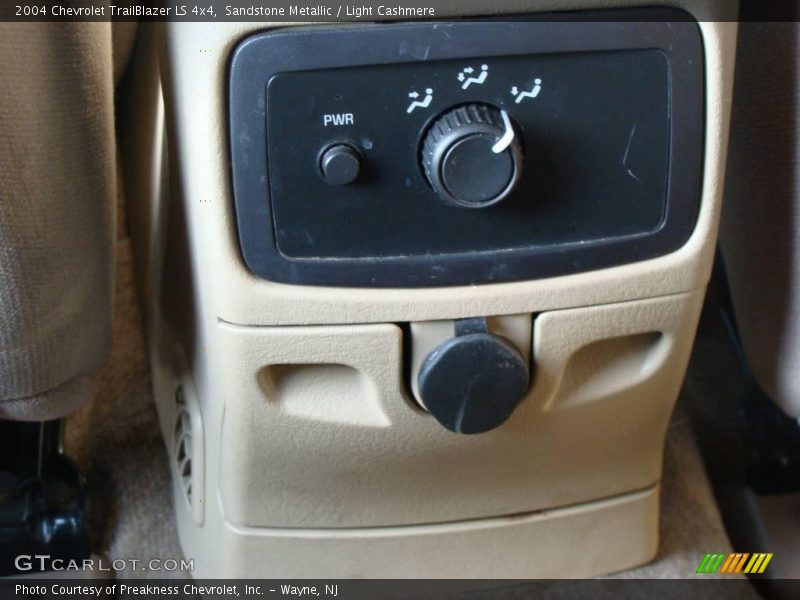 Sandstone Metallic / Light Cashmere 2004 Chevrolet TrailBlazer LS 4x4