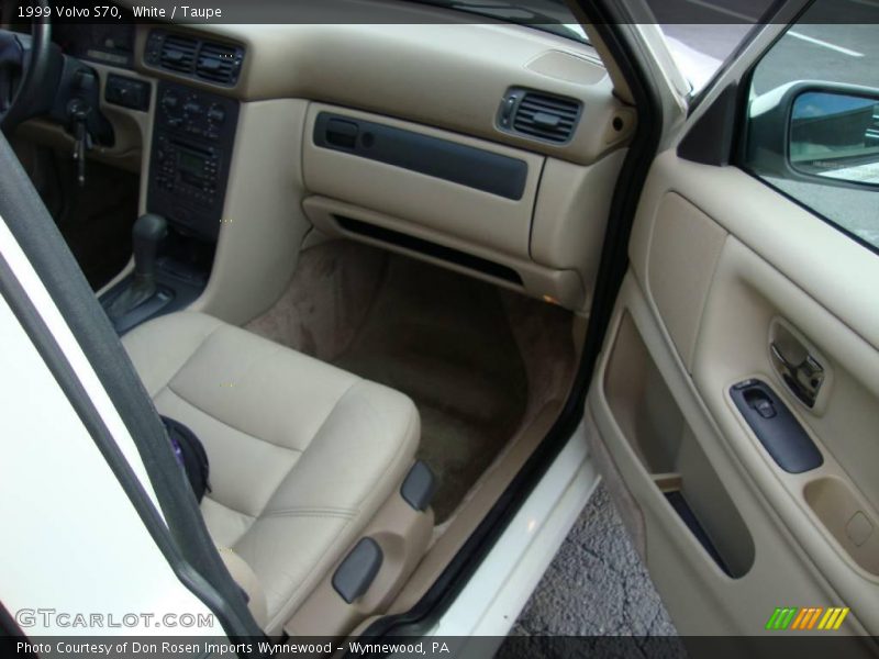 White / Taupe 1999 Volvo S70