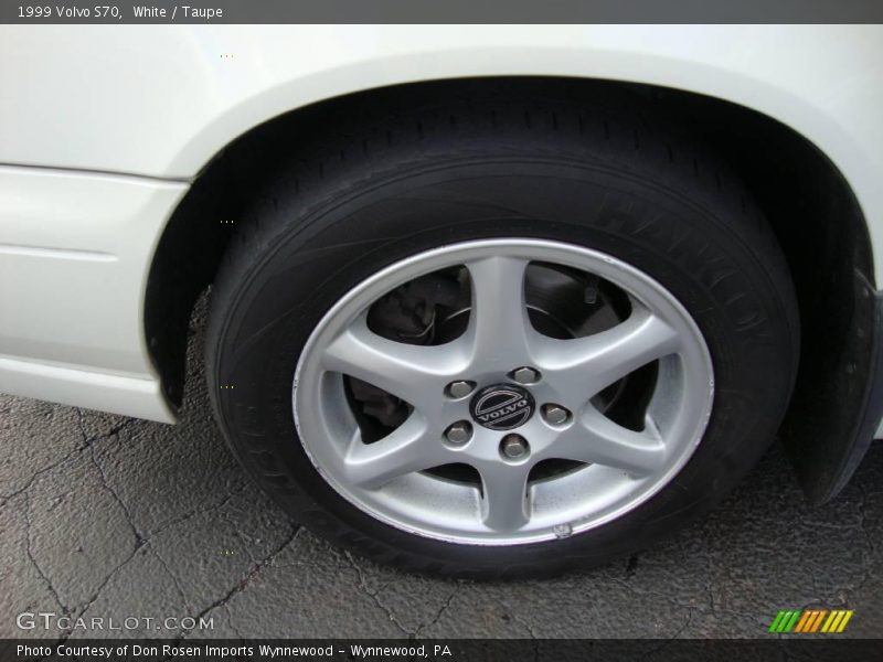 White / Taupe 1999 Volvo S70