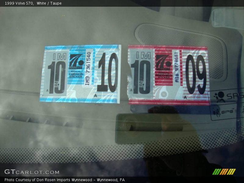 White / Taupe 1999 Volvo S70