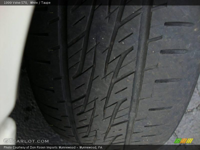 White / Taupe 1999 Volvo S70