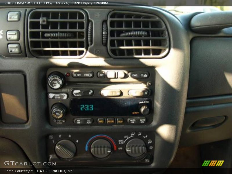 Black Onyx / Graphite 2003 Chevrolet S10 LS Crew Cab 4x4