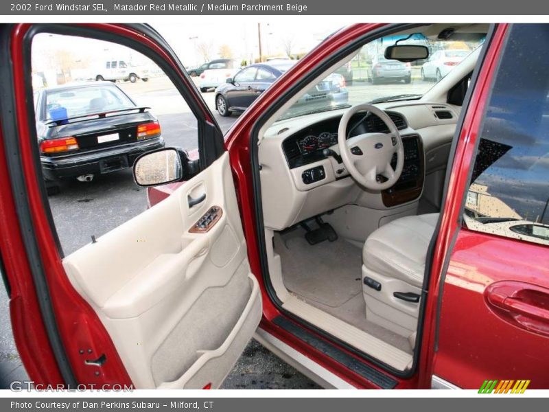 Matador Red Metallic / Medium Parchment Beige 2002 Ford Windstar SEL