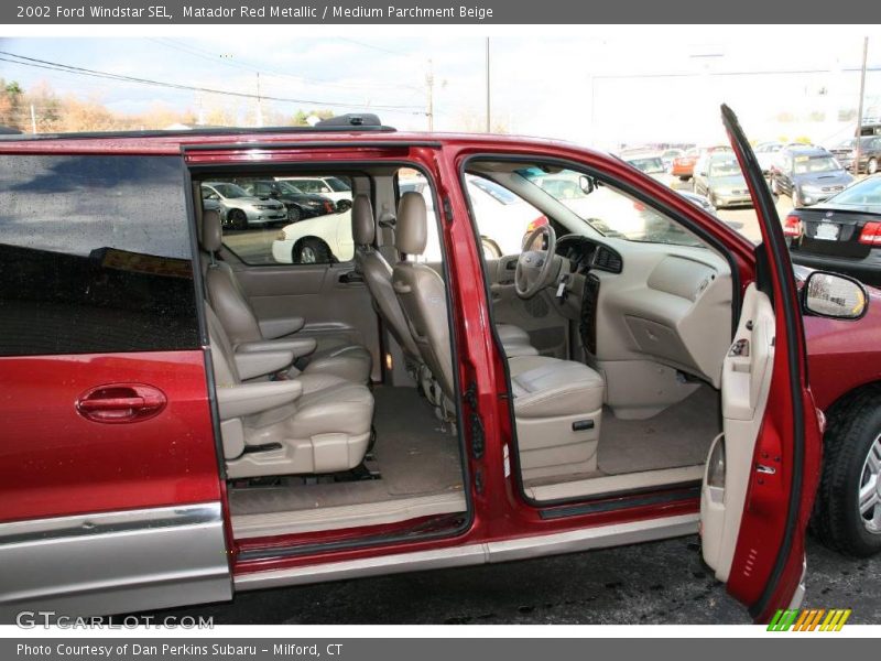Matador Red Metallic / Medium Parchment Beige 2002 Ford Windstar SEL