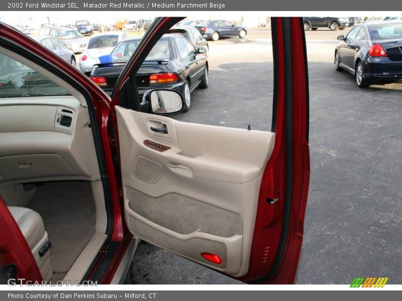Matador Red Metallic / Medium Parchment Beige 2002 Ford Windstar SEL