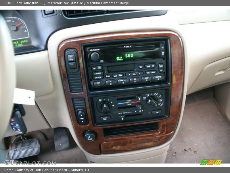 Matador Red Metallic / Medium Parchment Beige 2002 Ford Windstar SEL