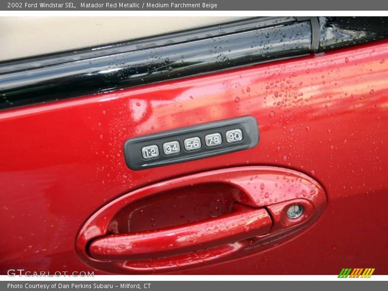Matador Red Metallic / Medium Parchment Beige 2002 Ford Windstar SEL