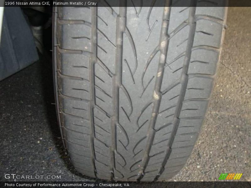 Platinum Metallic / Gray 1996 Nissan Altima GXE