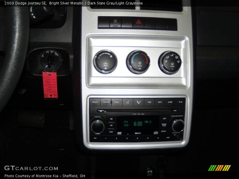 Bright Silver Metallic / Dark Slate Gray/Light Graystone 2009 Dodge Journey SE